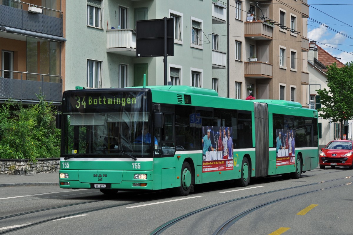 MAN Bus 755 auf der Linie 34 fährt zur Haltestelle beim Kronenplatz in Binningen. Die Aufnahme stammt vom 06.05.2015.