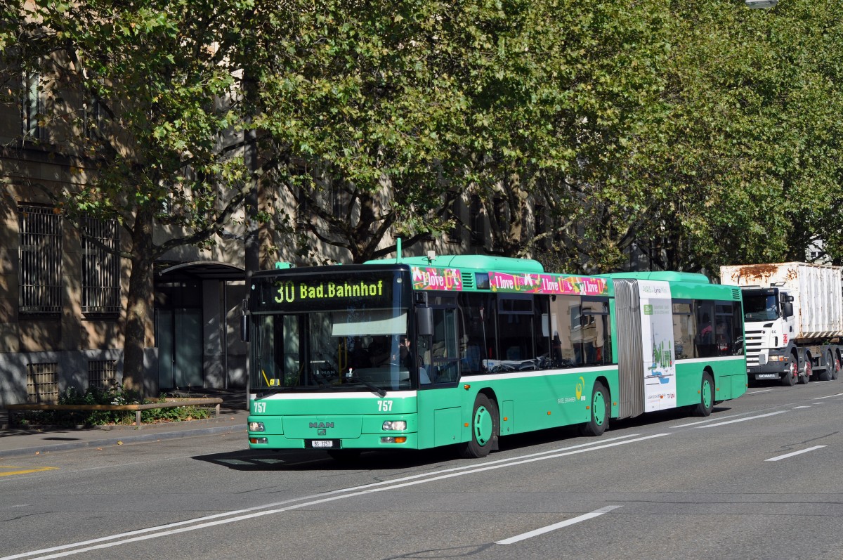 MAN Bus 757 auf der Linie 30 fährt zur Endstation am Badischen Bahnhof. Die Aufnahme stammt vom 26.08.2015.