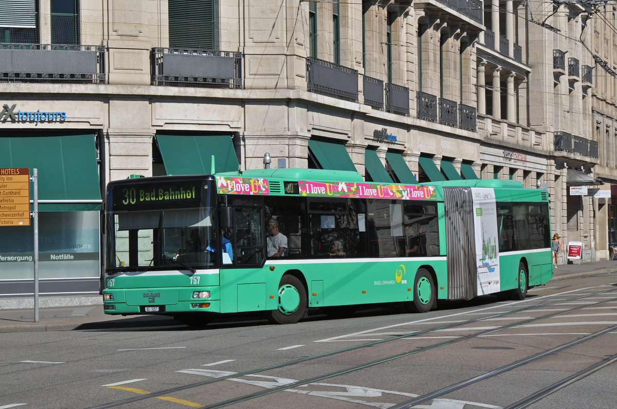 MAN Bus 757, auf der Linie 30, fährt zur Haltestelle Steinenschanze. Die Aufnahme stammt vom 03.08.2015.