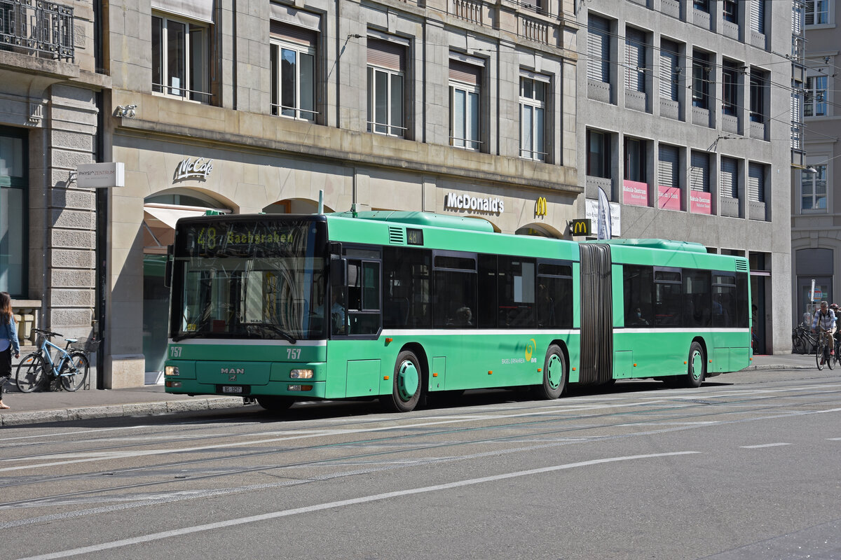 MAN Bus 757, auf der Linie 48, verlässt die Endhaltestelle beim Bahnhof SBB. Die Aufnahme stammt vom 13.09.2021.