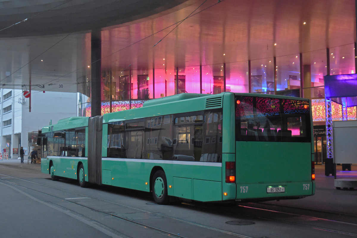 MAN Bus 757 im Einsatz als Tramersatz auf der Linie 6, bedient die Endhaltestelle am Messeplatz. Die Busse ersetzen das Tram, weil die Geleise beim badischen Bahnhof ersetzt werden und die Haltestelle behindertengerecht umgebaut werden. Die Aufnahme stammt vom 19.10.2018.
