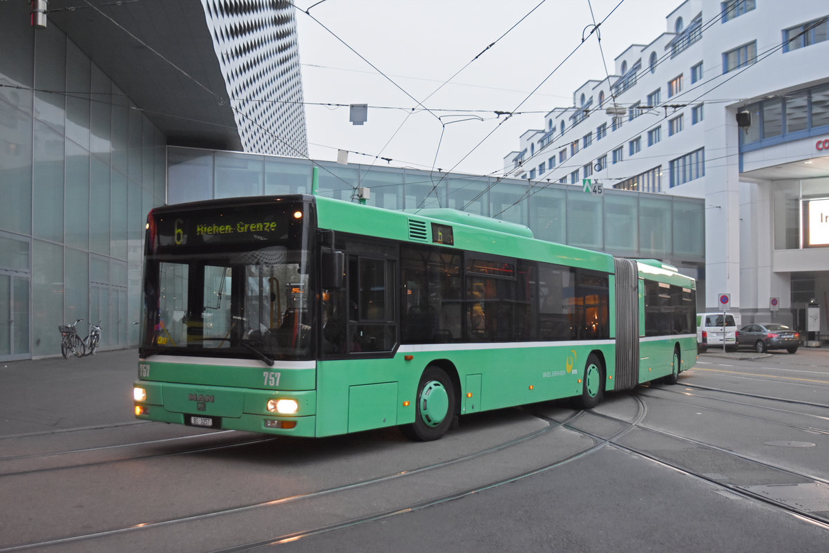 MAN Bus 757 im Einsatz als Tramersatz auf der Linie 6, fährt zur Endhaltestelle am Messeplatz. Die Busse ersetzen das Tram, weil die Geleise beim badischen Bahnhof ersetzt werden und die Haltestelle behindertengerecht umgebaut werden. Die Aufnahme stammt vom 19.10.2018.