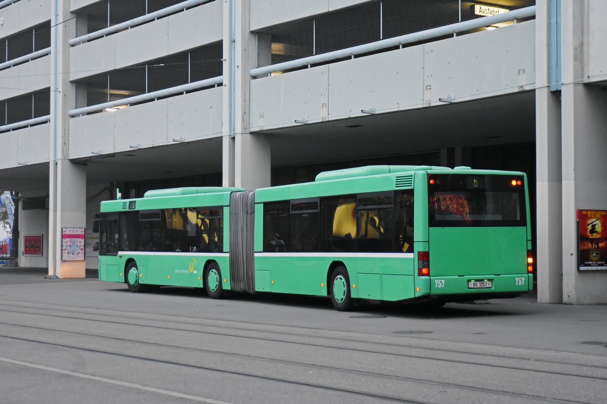 MAN Bus 757, im Einsatz als Tramersatz auf der Linie 6, wendet am Messeplatz. Die Busse ersetzen das Tram, weil die Geleise beim badischen Bahnhof ersetzt werden und die Haltestellen behindertengerecht umgebaut werden. Die Aufnahme stammt vom 19.10.2018.