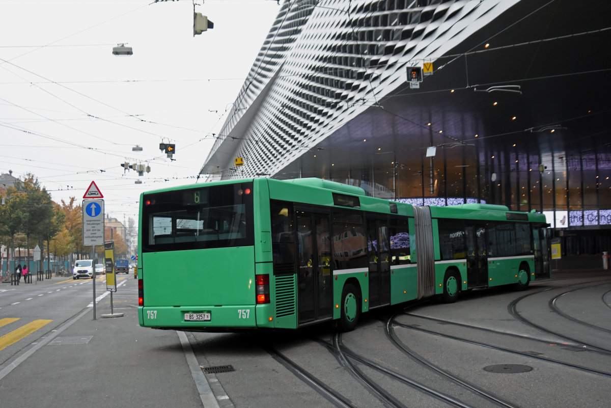 MAN Bus 757 im Einsatz als Tramersatz auf der Linie 6, fährt zur Endhaltestelle am Messeplatz. Die Busse ersetzen das Tram, weil die Geleise beim badischen Bahnhof ersetzt werden und die Haltestelle behindertengerecht umgebaut werden. Die Aufnahme stammt vom 19.10.2018.
