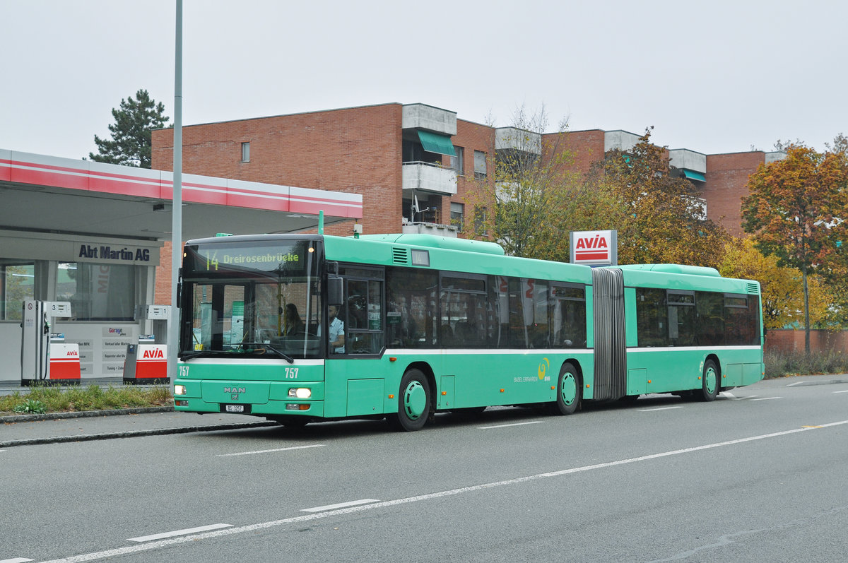 MAN Bus 757 steht als Tramersatz auf der Linie 14 im Einsatz. Hier bedint der Bus die Haltestelle Rothausstrasse. Die Aufnahme stammt vom 26.10.2016.