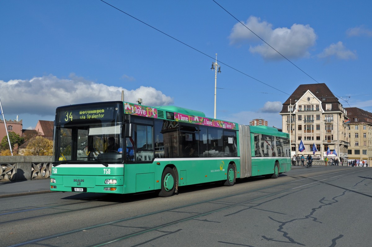 MAN Bus 758 auf der Linie 34 überquert die Mittlere Rheinrücke. Die Aufnahme stammt vom 06.11.2014.