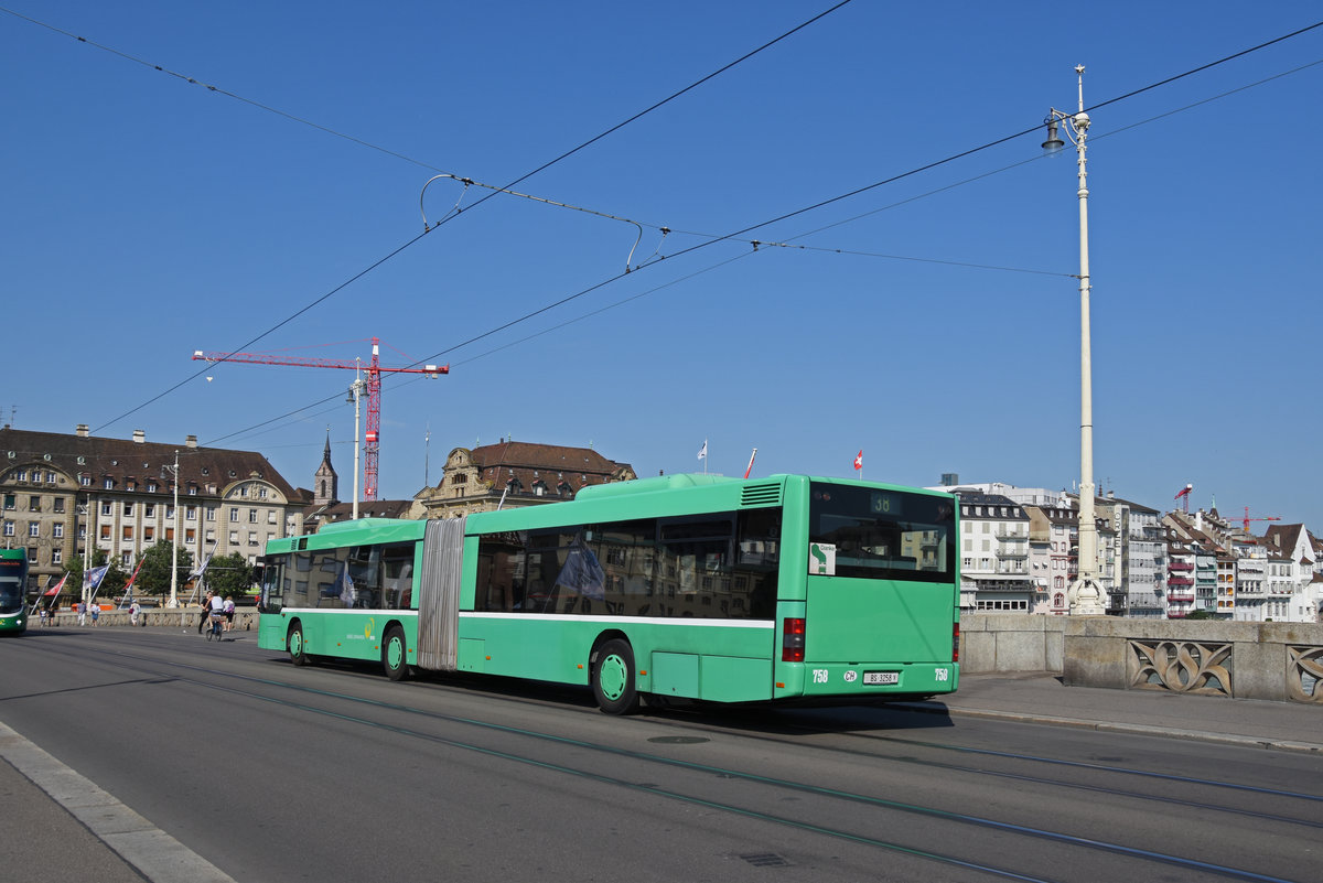 MAN Bus 758, auf der Linie 38, überquert die Mittlere Rheinbrücke. Die Aufnahme stammt vom 04.07.2019.