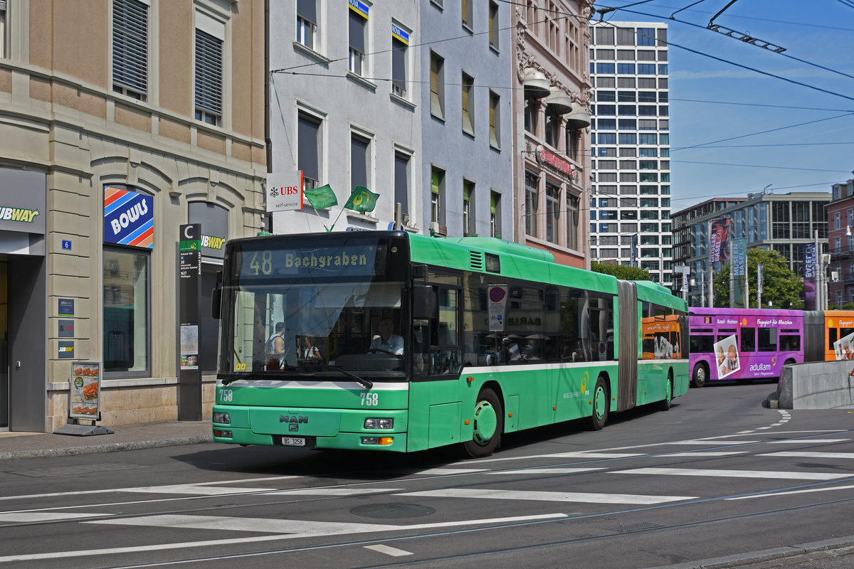 MAN Bus 758, auf der Linie 48, verlässt die Endstation am Bahnhof SBB. Die Aufnahme stammt vom 11.08.2020.
