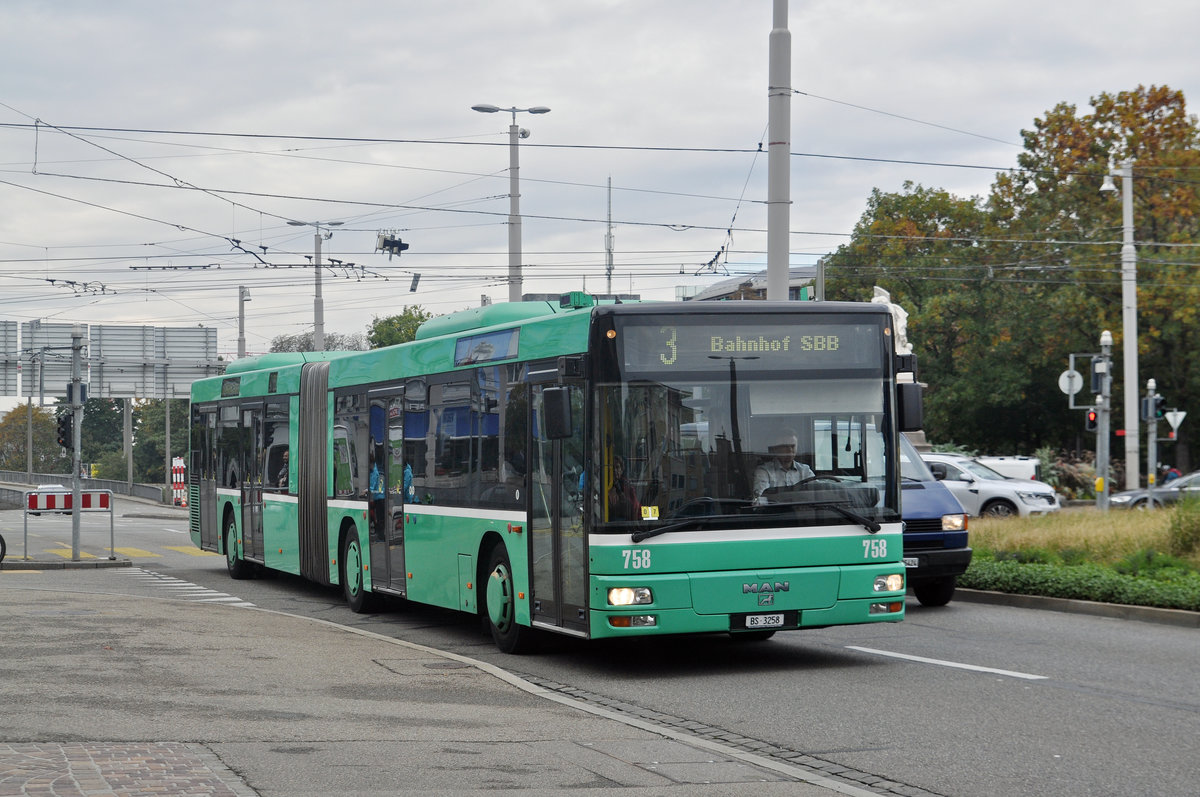 MAN Bus 758 auf der Tram Ersatzlinie 3, die wegen der Baustelle am Steinenberg nicht verkehren kann, fährt zur Endstation am Bahnhof SBB. Die Aufnahme stammt vom 26.09.2017.