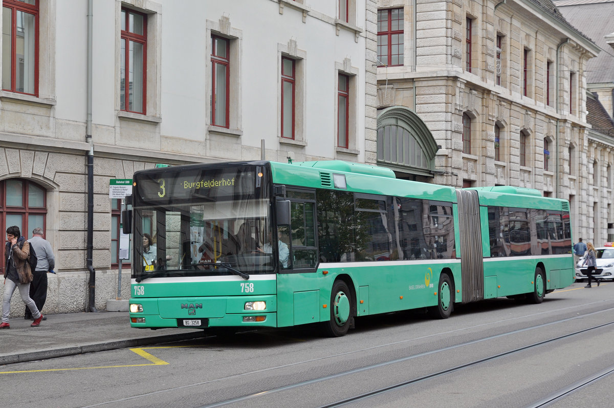 MAN Bus 758 auf der Tram Ersatzlinie 3, die wegen der Baustelle am Steinenberg nicht verkehren kann, bedient die Endstation am Bahnhof SBB.. Die Aufnahme stammt vom 26.09.2017.