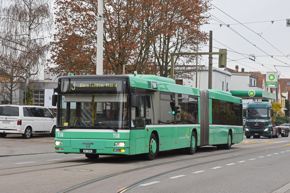 MAN Bus 758 im Einsatz als Tramersatz auf der Linie 3, die wegen einer Baustelle nicht nach Birsfelden verkehren kann. Hier fährt der Bus in die Schlaufe an der Endstation in Birsfelden. Die Aufnahme stammt vom 23.11.2018.