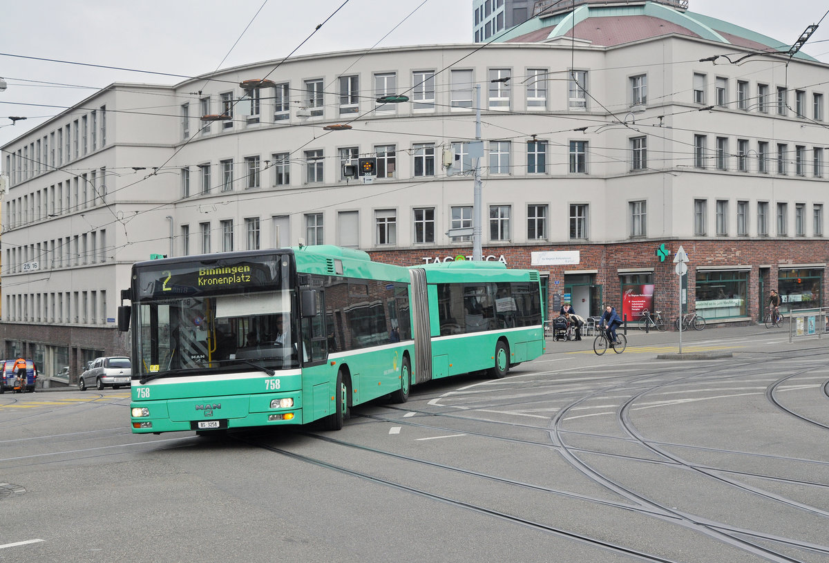 MAN Bus 758 im Einsatz für die wegen einer Baustelle umgeleiteten Linie 2. Hier fährt der Bus zur Haltestelle Markthalle. Die Aufnahme stammt vom 24.03.2017.