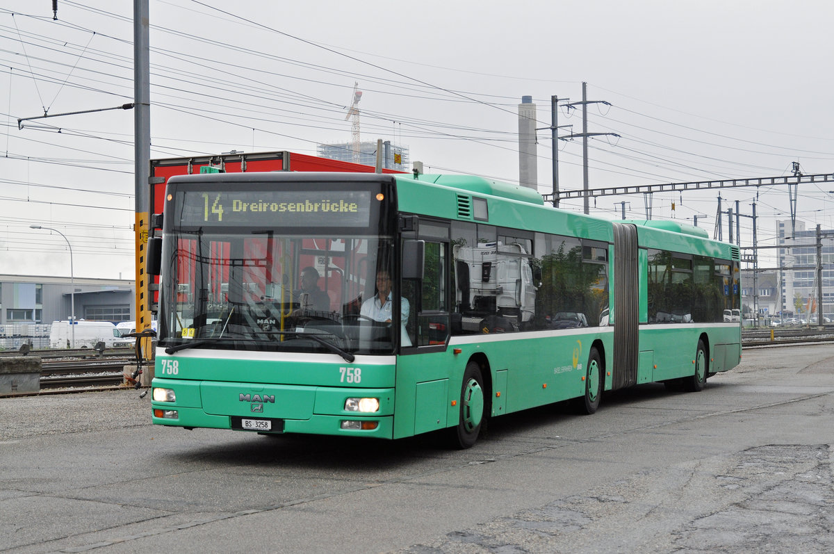 MAN Bus 758 steht als Tramersatz auf der Linie 14 im Einsatz. Hier bedient der Bus die Haltestelle Gempenstrasse. Die Aufnahme stammt vom 26.10.2016.
