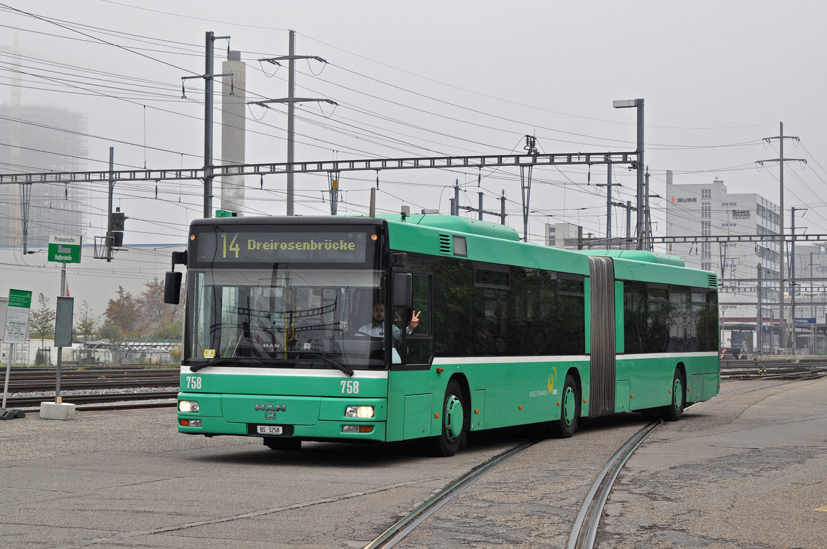 MAN Bus 758 steht als Tramersatz auf der Linie 14 im Einsatz. Hier bedient der Bus die Haltestelle Gempenstrasse. Die Aufnahme stammt vom 28.10.2016.