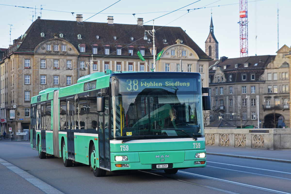 MAN Bus 759, auf der Linie 38, überquert die Mittlere Rheinbrücke. Die Aufnahme stammt vom 28.02.2020.