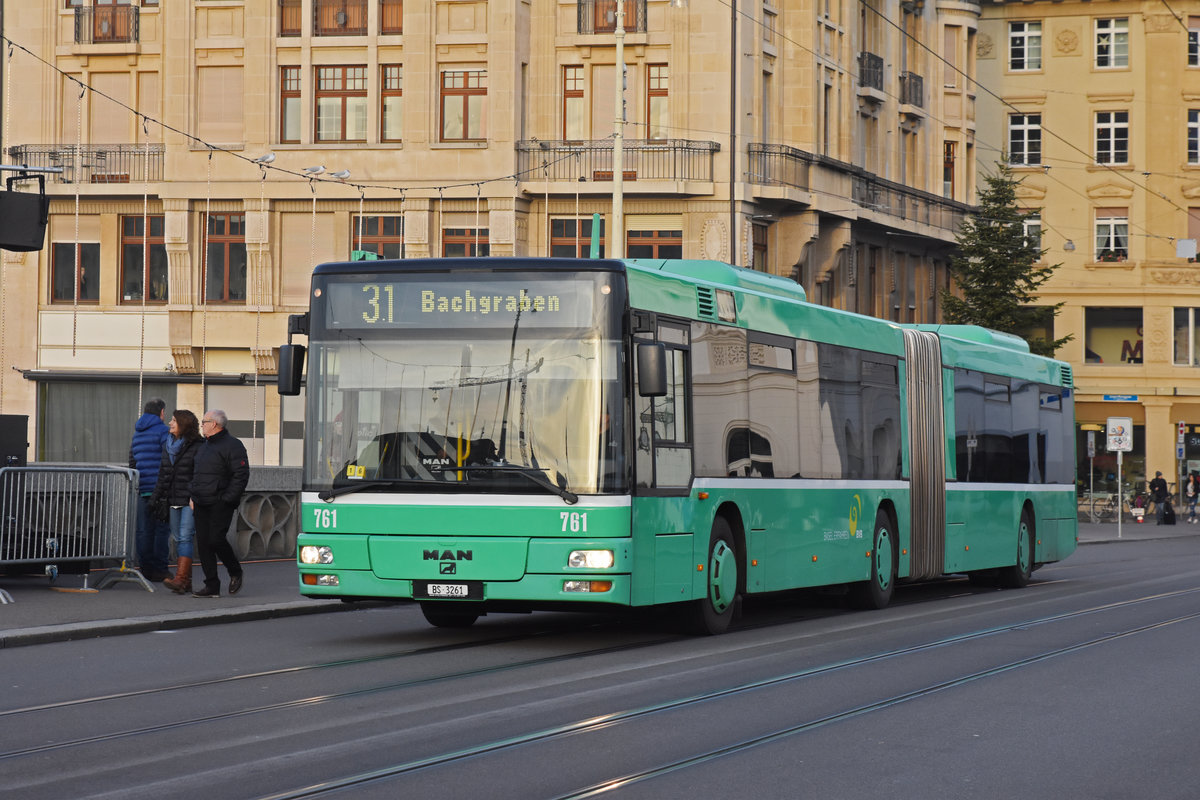 MAN Bus 761, auf der Linie 31, überquert die Mittlere Rheinbrücke. Die Aufnahme stammt vom 31.12.2019.