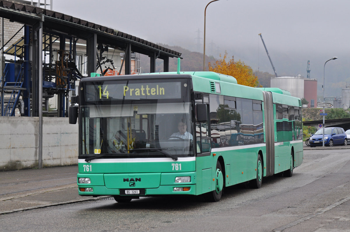 MAN Bus 761 steht als Tramersatz auf der Linie 14 im Einsatz. Hier fährt der Bus Richtung Bahnhof Pratteln. Die Aufnahme stammt vom 26.10.2016.
