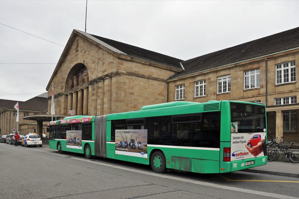 MAN Bus 762 auf der Linie 30 an der Endstation am Badischen Bahnhof. Die Aufnahme stammt vom 07.12.2014.
