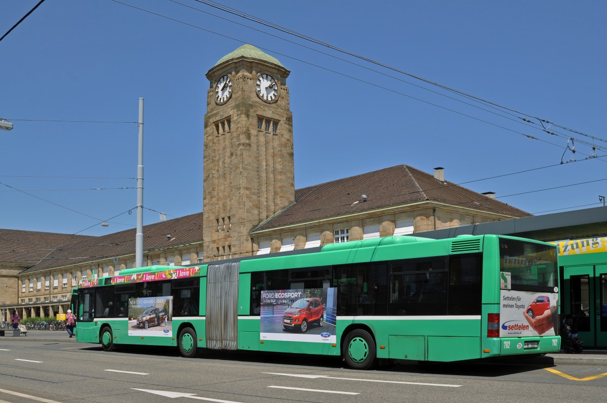MAN Bus 762 auf der Linie 36 bedient die Haltestelle am Badischen Bahnhof. Die Aufnahme stammt vom 15.07.2015.