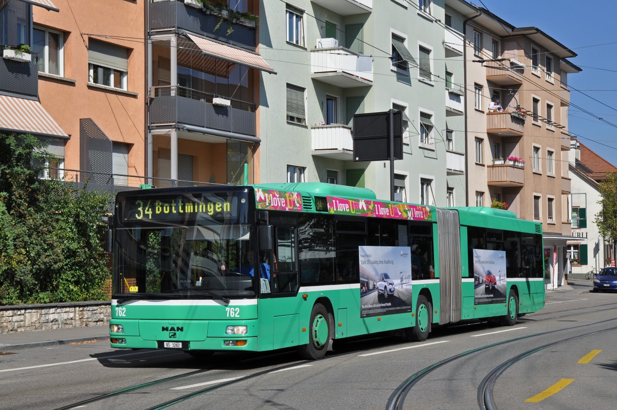 MAN Bus 762 auf der Linie 34 fährt zur Haltestelle beim Kronenplatz in Binningen. Die Aufnahme stammt vom 21.09.2015.