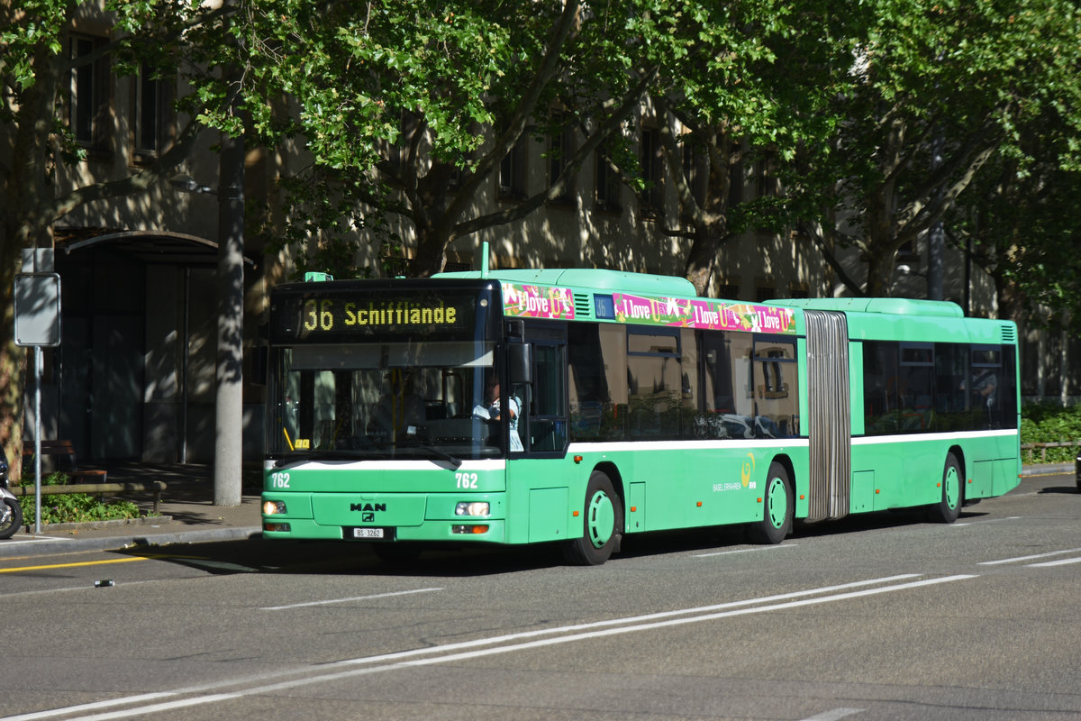MAN Bus 762, auf der Linie 36, fährt zur Haltestelle am badischen Bahnhof. Die Aufnahme stammt vom 08.06.2019.