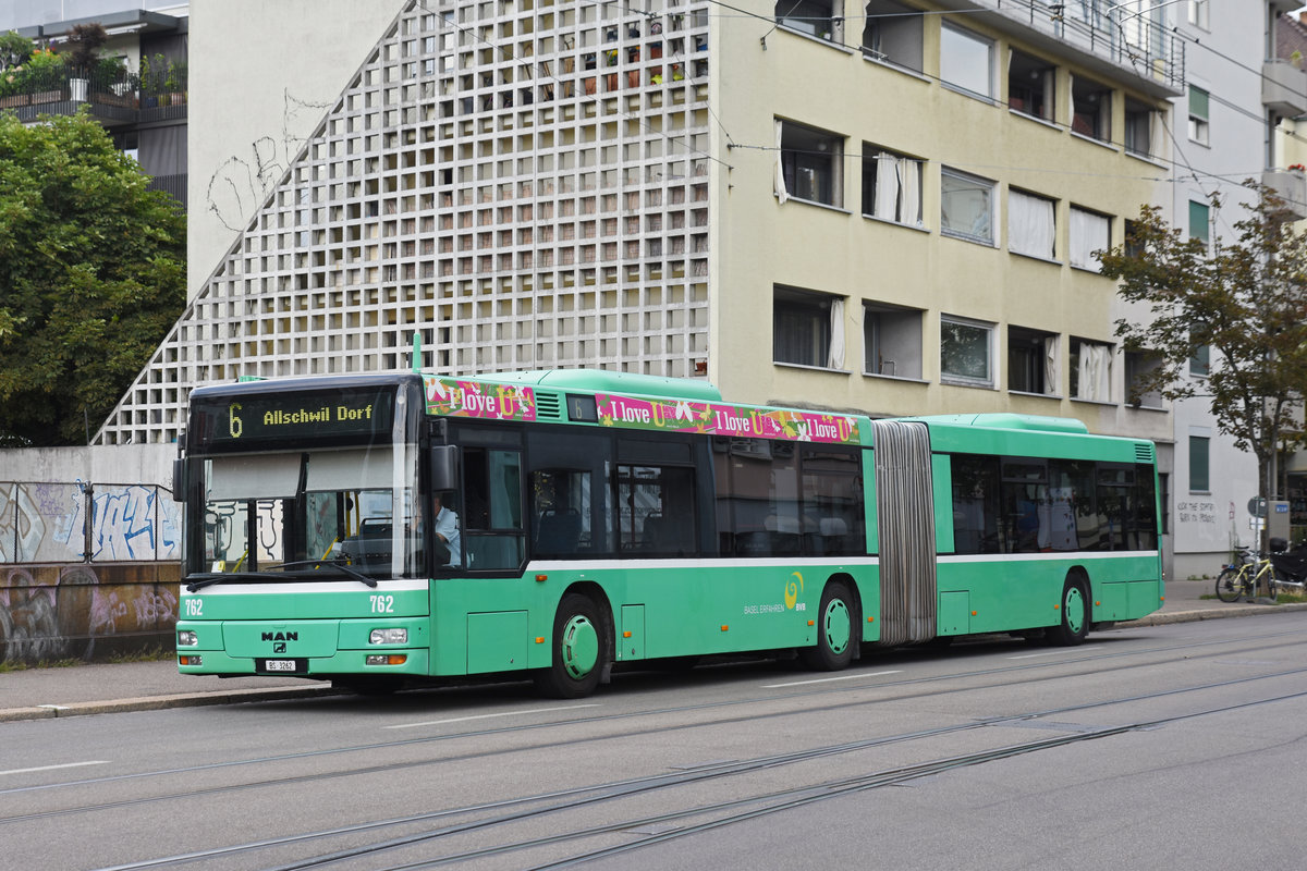 MAN Bus 762, im Einsatz auf der Linie 6 als Tramersatz, fährt zur Haltestelle Morgartenring Richtung Allschwil Dorf. Die Aufnahme stammt vom 20.07.2018.