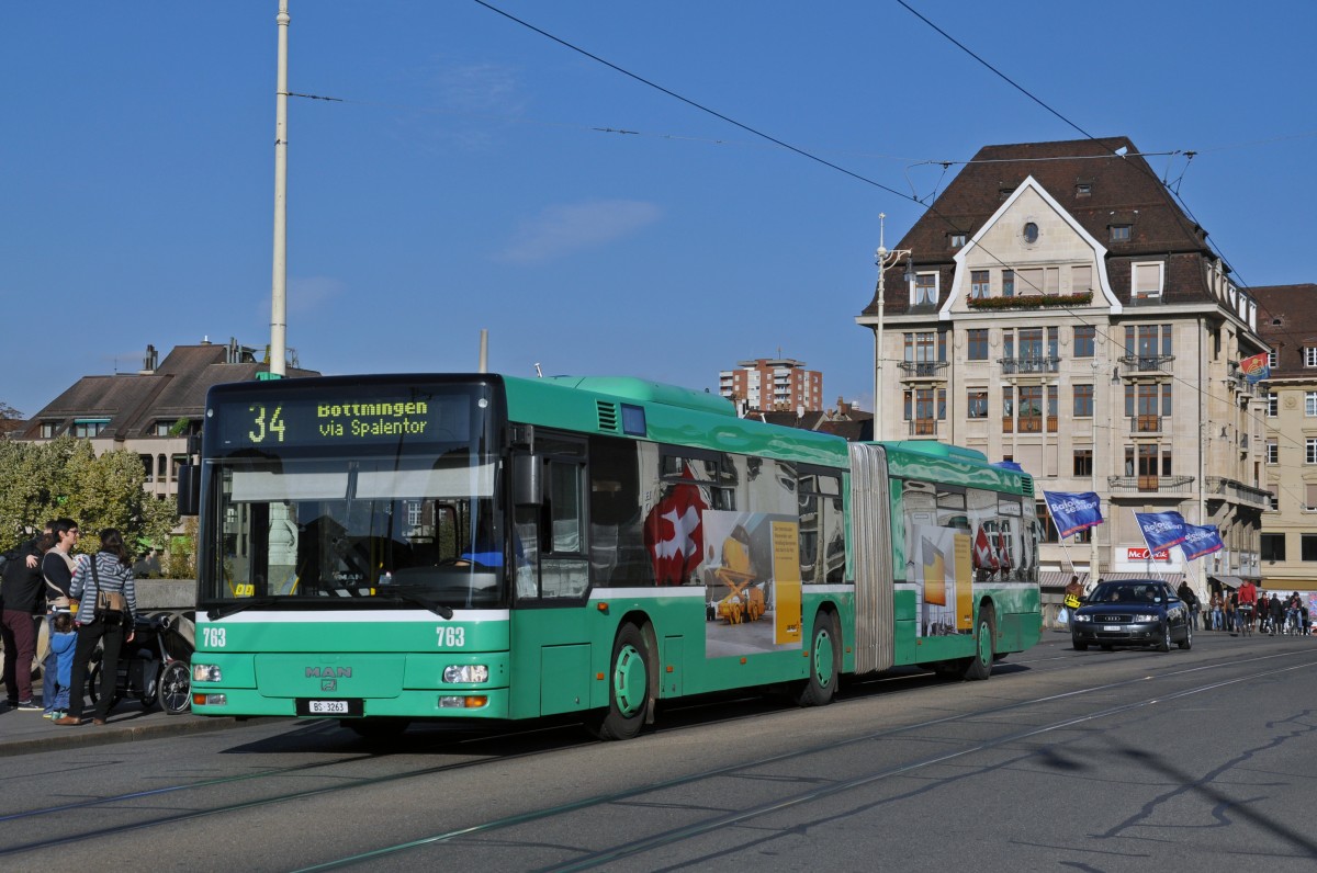 MAN Bus 763 auf der Linie 34 überquert die Mittlere Rheinrücke. Die Aufnahme stammt vom 29.10.2014.