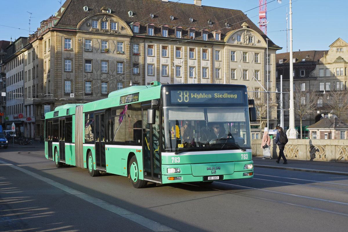 MAN Bus 763, auf der Linie 38, überquert die Mittlere Rheinbrücke. Die Aufnahme stammt vom 26.02.2019.