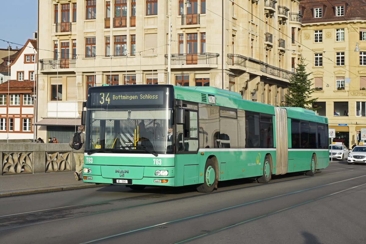 MAN Bus 763, auf der Linie 34, überquert die Mittlere Rheinbrücke. Die Aufnahme stammt vom 18.12.2019.