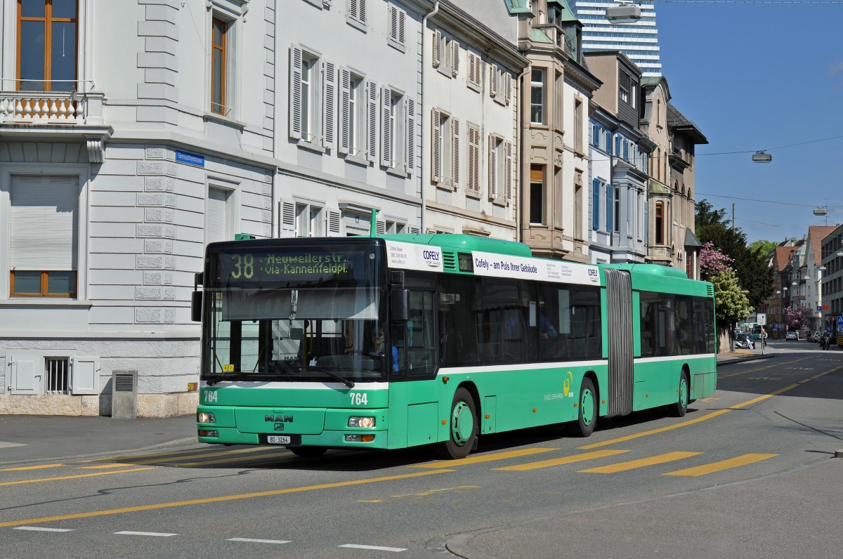 MAN Bus 764 auf der Linie 38 fährt zur Haltestelle Wettsteinplatz. Die Aufnahme stammt vom 18.04.2015.