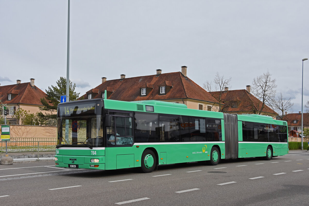 MAN Bus 764, auf der Tramersatzlinie 14, die wegen einer Grossbaustelle nicht mit Tramzügen fahren kann, bedient am 11.04.2023 die provisorische Haltestelle Freidorf.