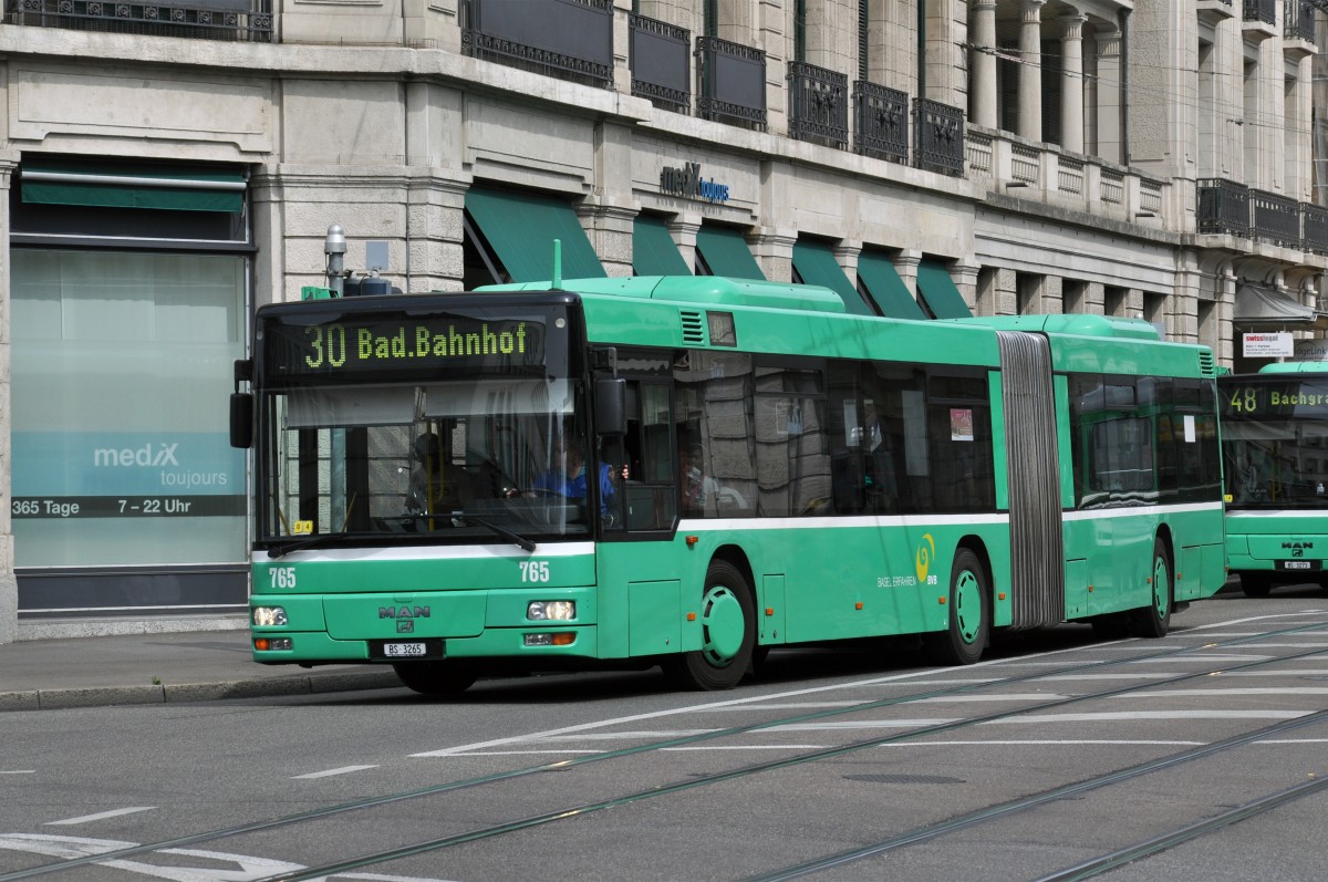 MAN Bus 765 auf der Linie 30 fährt Richtung Haltestelle Steinen Schanze. Die Aufnahme stammt vom 27.06.2014.