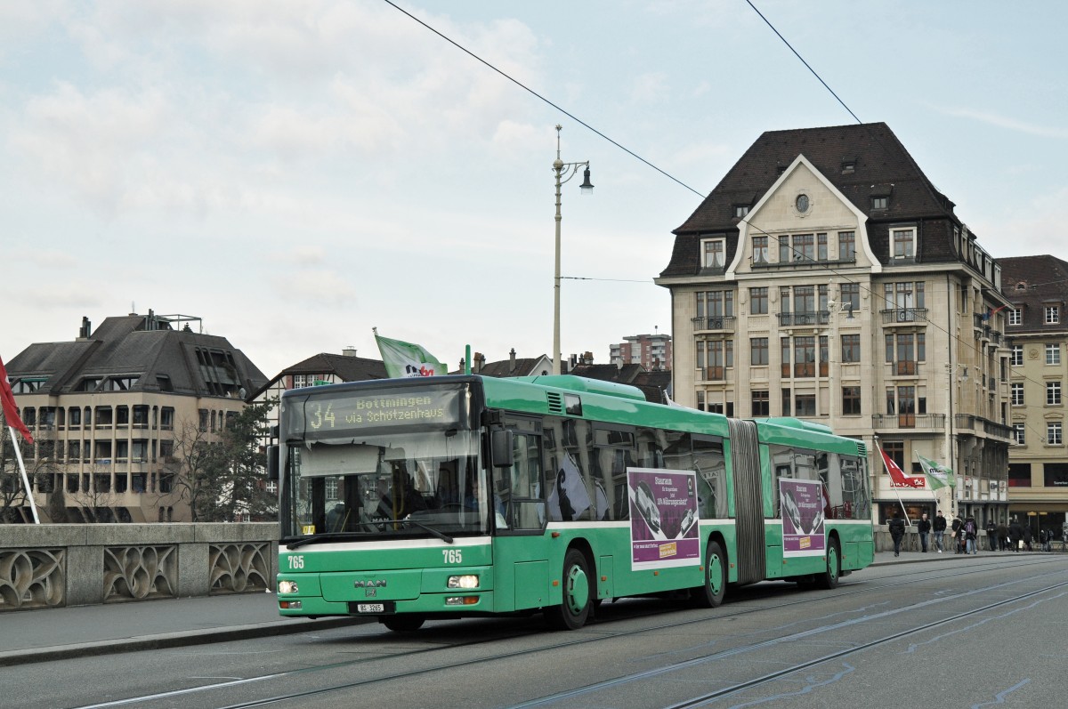 MAN Bus 765 auf der Linie 34 überquert die Mittlere Rheinbrücke. Die Aufnahme stammt vom 04.02.2015.