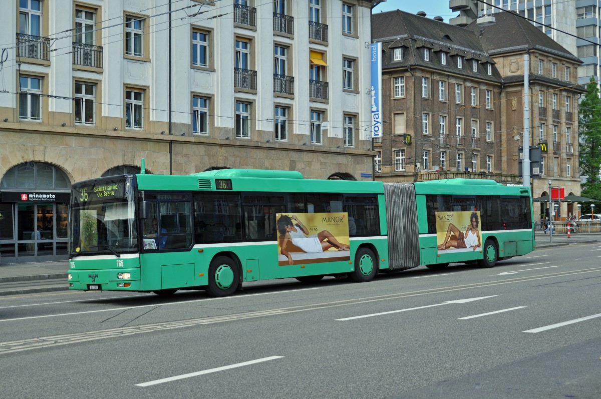 MAN Bus 765 auf der Linie 36 fährt zur Haltestelle Wettsteinallee. Die Aufnahme stammt vom 06.05.2015.