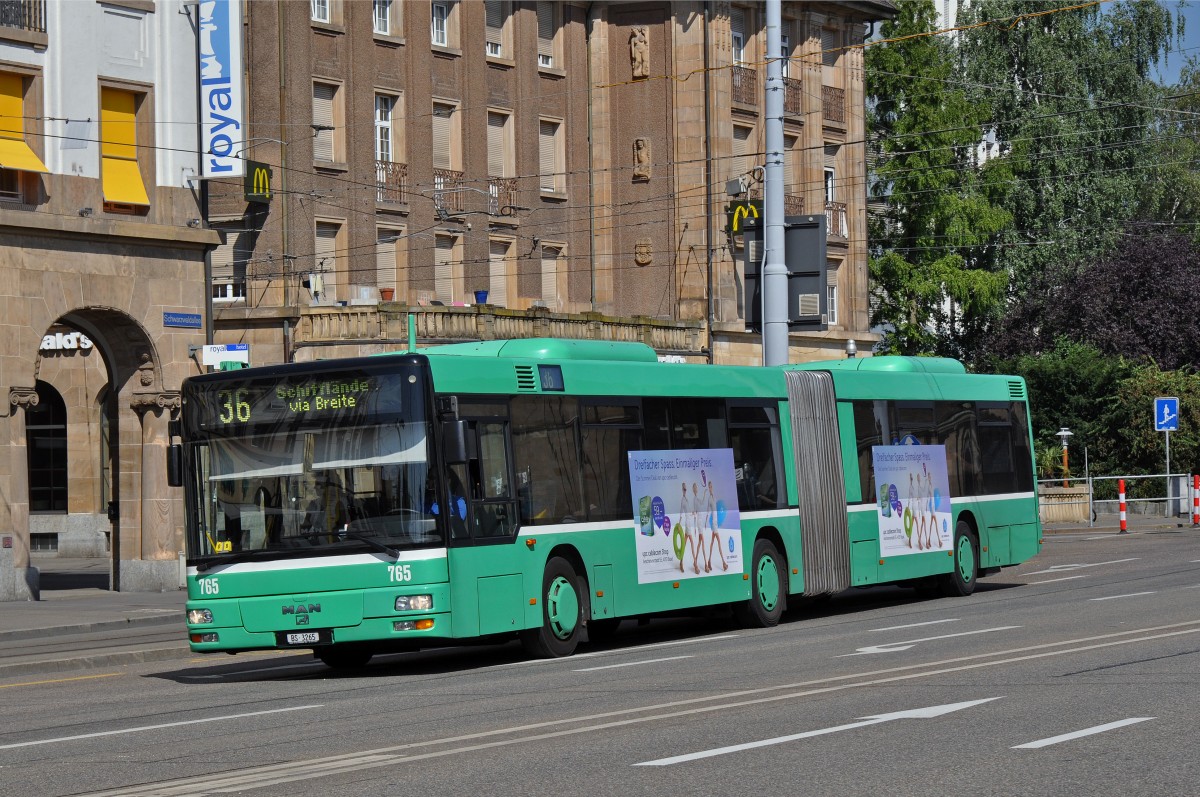 MAN Bus 765 auf der Linie 36 fährt zur Haltestelle Wettsteinallee. Die Aufnahme stammt vom 10.07.2015.