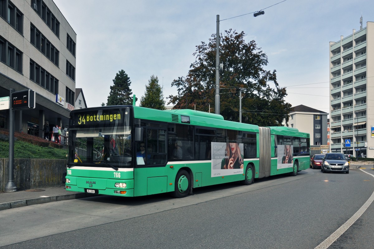 MAN Bus 766 auf der Linie 34 bedient die Haltestelle Binningen Kronenplatz. Die Aufnahme stammt vom 19.09.2014.