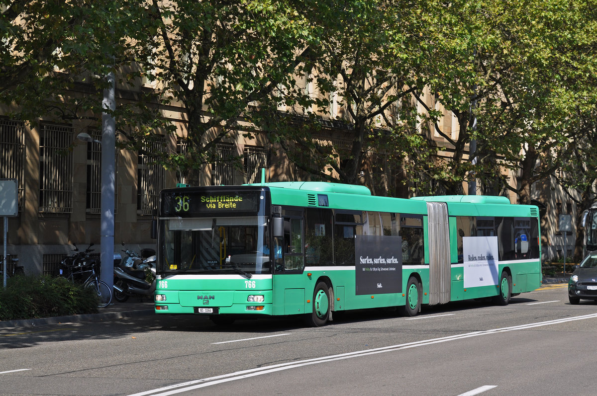 MAN Bus 766, auf der Linie 36, fährt zur Haltestelle am Badischen Bahnhof. Die Aufnahme stammt vom 21.08.2015.