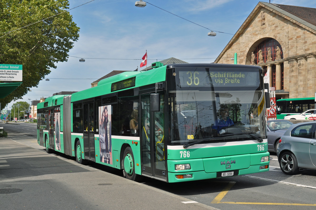 MAN Bus 766, auf der Linie 36, bedient die Haltestelle am Badischen Bahnhof. Die Aufnahme stammt vom 27.08.2015.