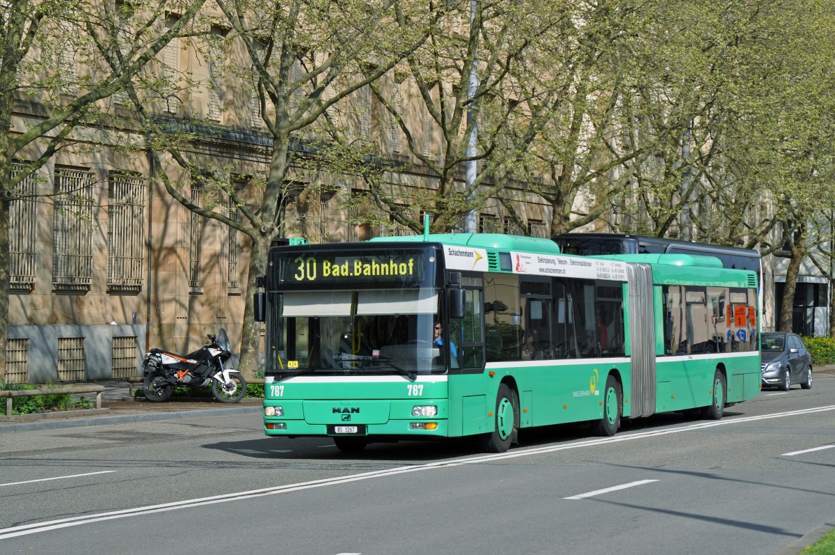 MAN Bus 767 auf der Linie 30 fährt zur Endhaltestelle am Badischen Bahnhof. Die Aufnahme stammt vom 18.04.2015.