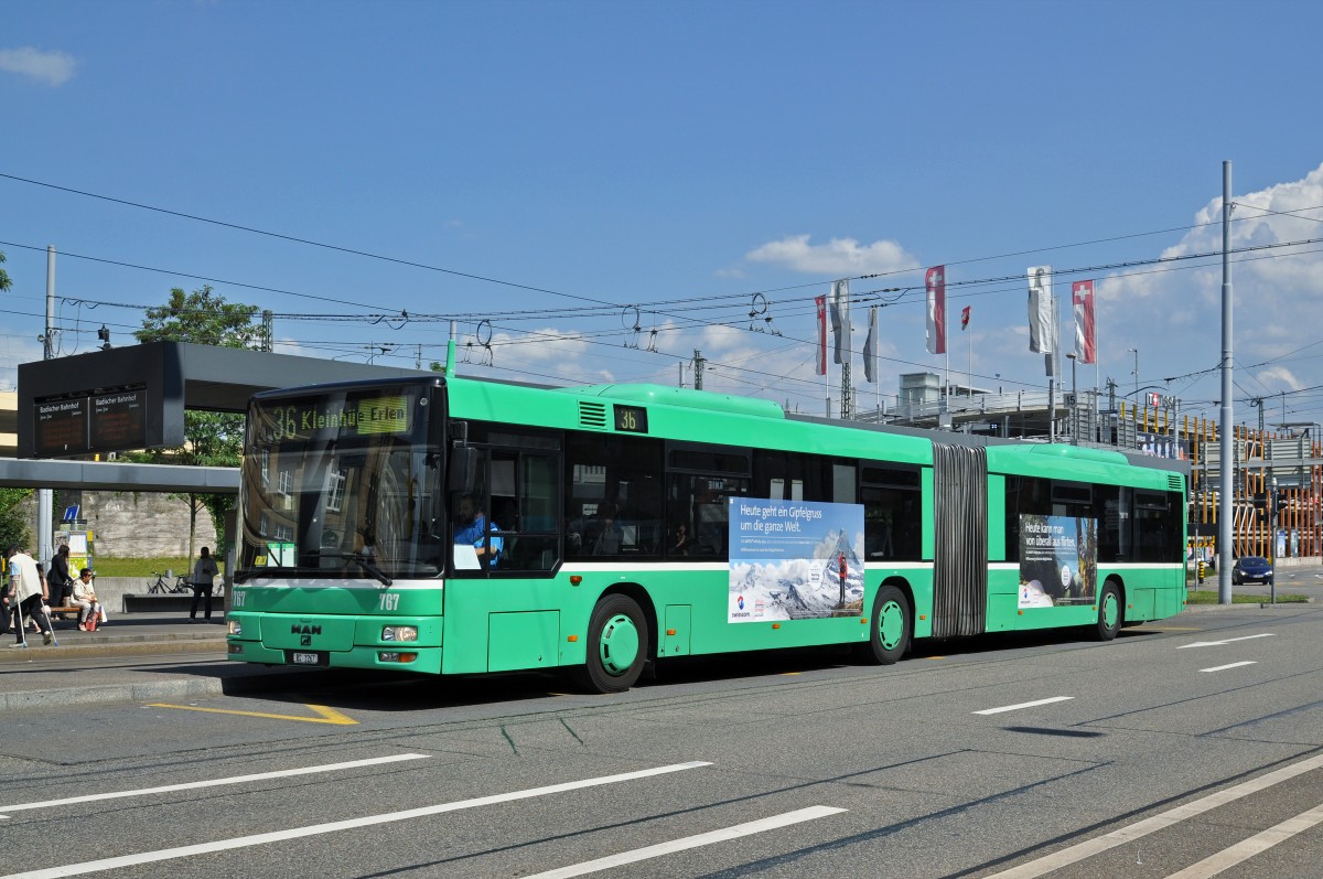 MAN Bus 767 auf der Linie 36 bedient die Haltestelle am Badischen Bahnhof. Die Aufnahme stammt vom 27.06.2015.