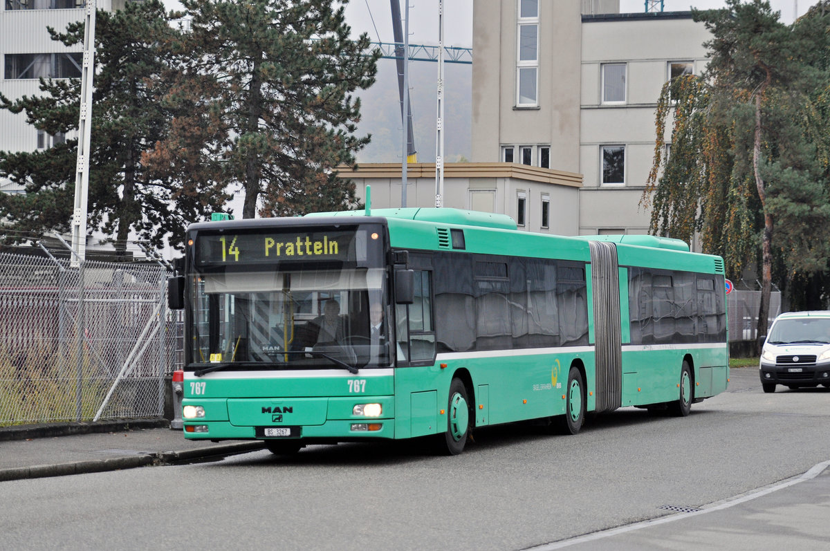 MAN Bus 767 steht als Tramersatz auf der Linie 14 im Einsatz. Hier fährt der Bus Richtung Bahnhof Pratteln. Die Aufnahme stammt vom 26.10.2016.