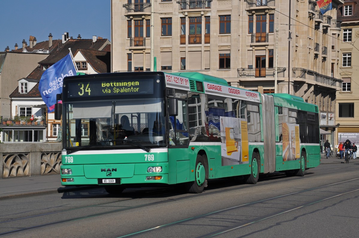 MAN Bus 769 auf der Linie 34 überquert die Mittlere Rheinbrücke. Die Aufnahme stammt vom 24.10.2014.