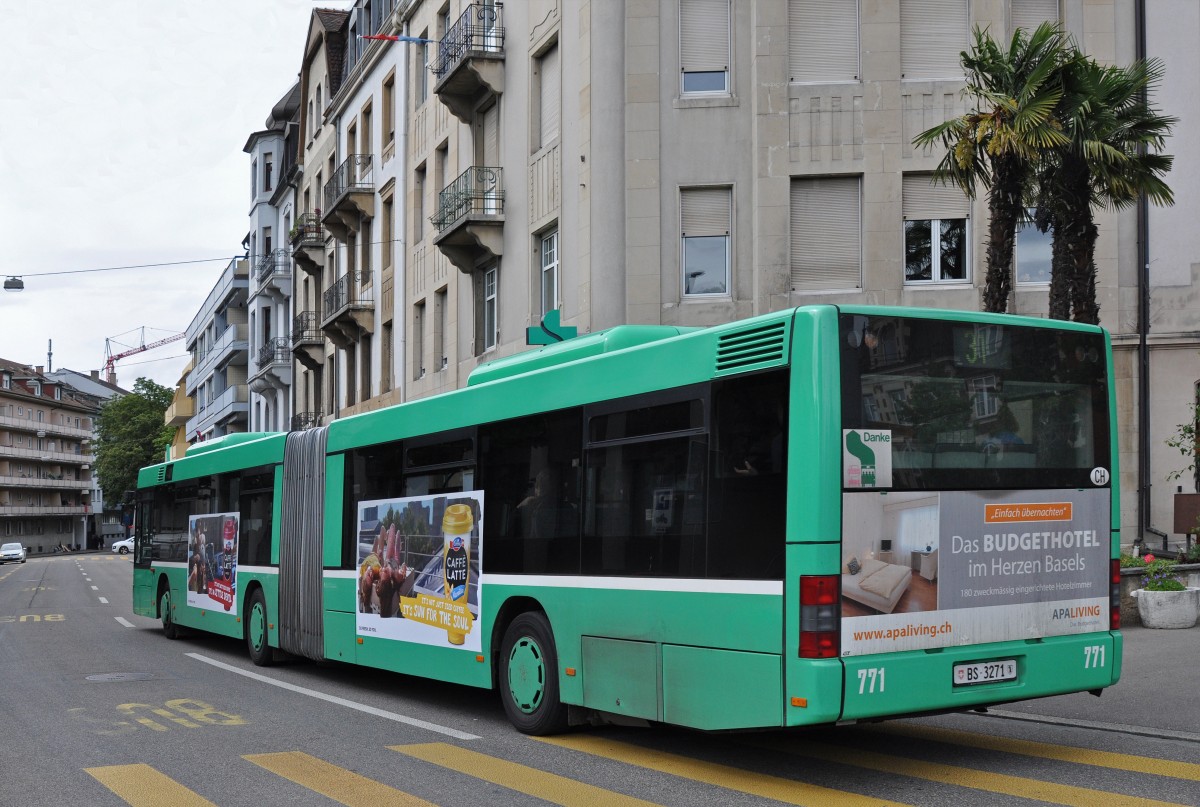 MAN Bus 771 auf der Linie 31 verlässt die Haltestelle Wettsteinplatz und fährt zur Haltestelle Claraplatz. Die Aufnahme stammt vom 19.05.2015.
