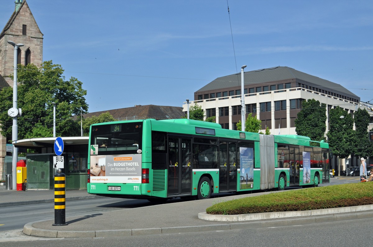 MAN Bus 771 auf der Linie 34 bedient die Haltestelle am Wettsteinplatz. Die Aufnahme stammt vom 04.07.2015.