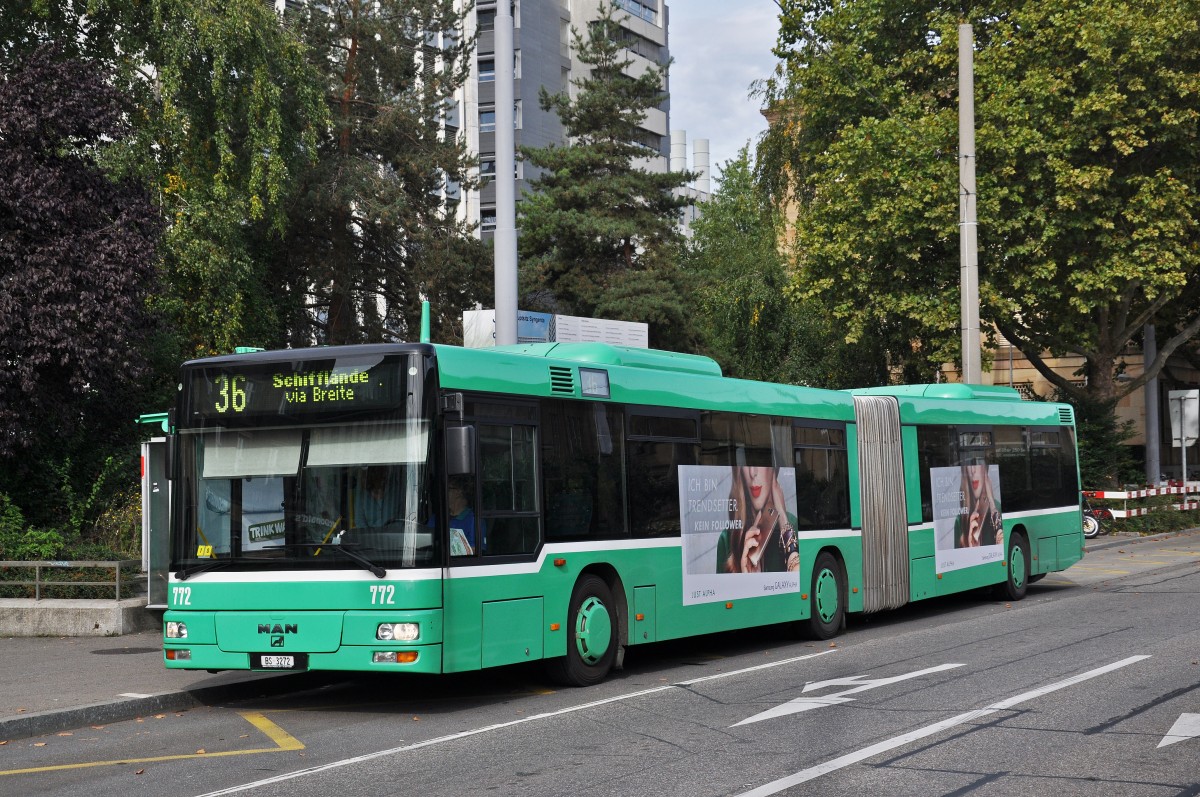 MAN Bus 772 auf der Linie 36 bedient die Haltestelle am Badischen Bahnhof. Die Aufnahme stammt vom 19.09.2014.