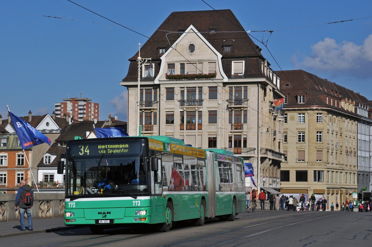 MAN Bus 773 auf der Linie 34 überquert die Mittlere Rheinrücke. Die Aufnahme stammt vom 29.10.2014.