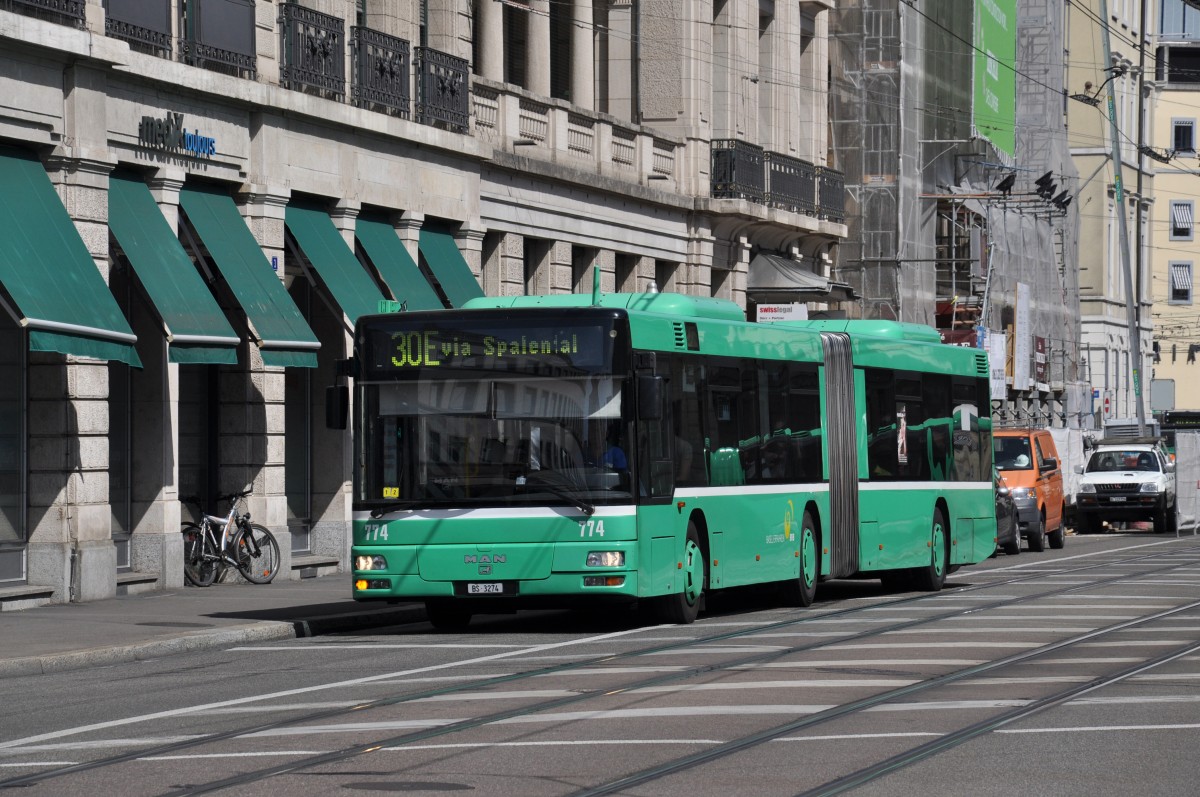 MAN Bus 774 auf der Linie 30E kurz nach dem Bahnhof SBB. Die Aufnahme stammt vom 10.06.2014.