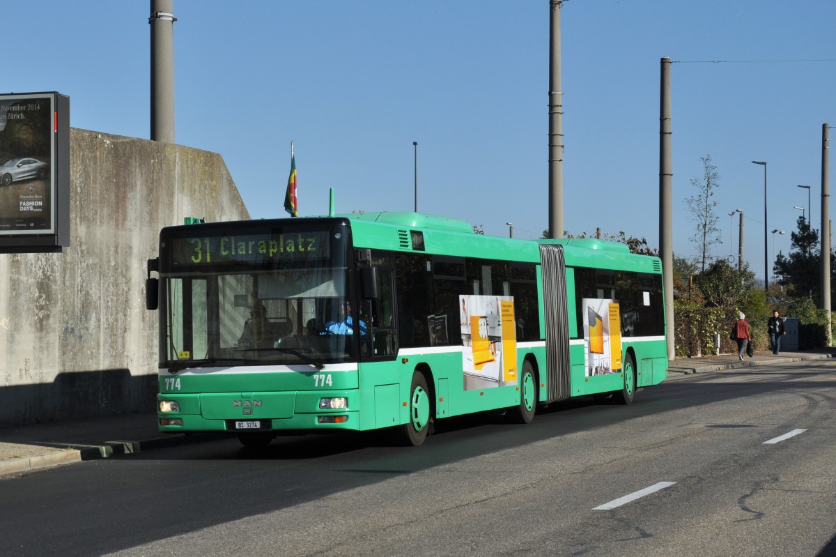 MAN Bus 774 auf der Linie 31 fährt zur Haltestelle Tinguely Museum. Die Aufnahme stammt vom 31.10.2014.