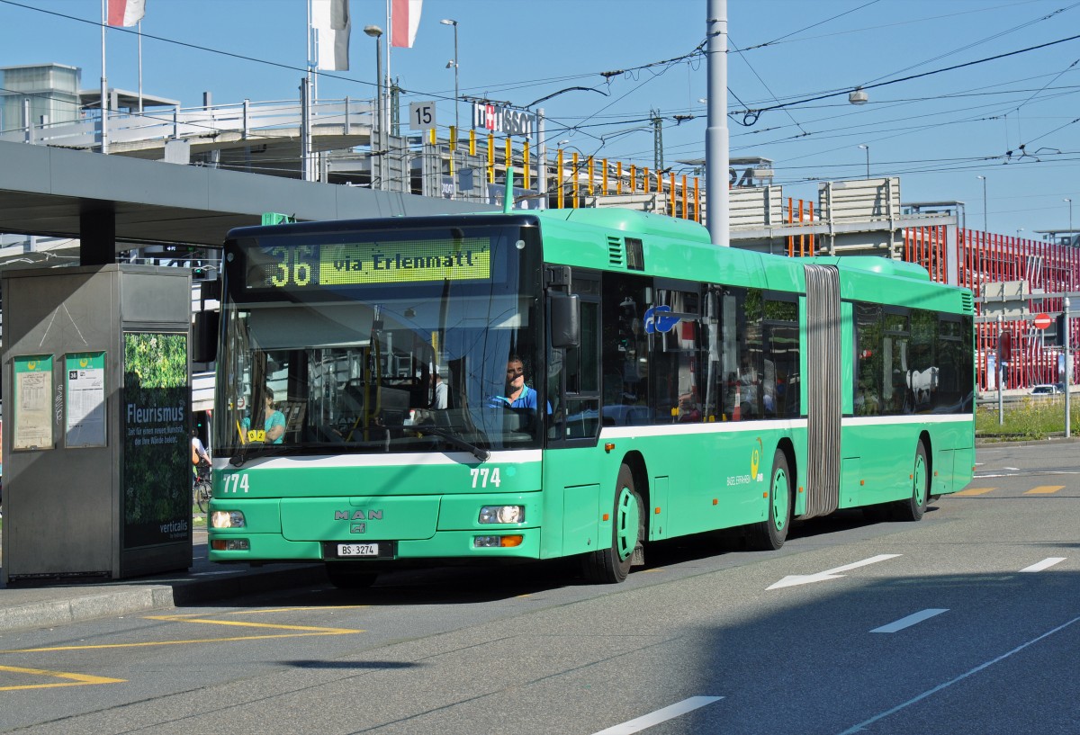 MAN Bus 774 auf der Linie 36 bedient die Haltestelle am Badischen Bahnhof. Die Aufnahme stammt vom 24.06.2015.