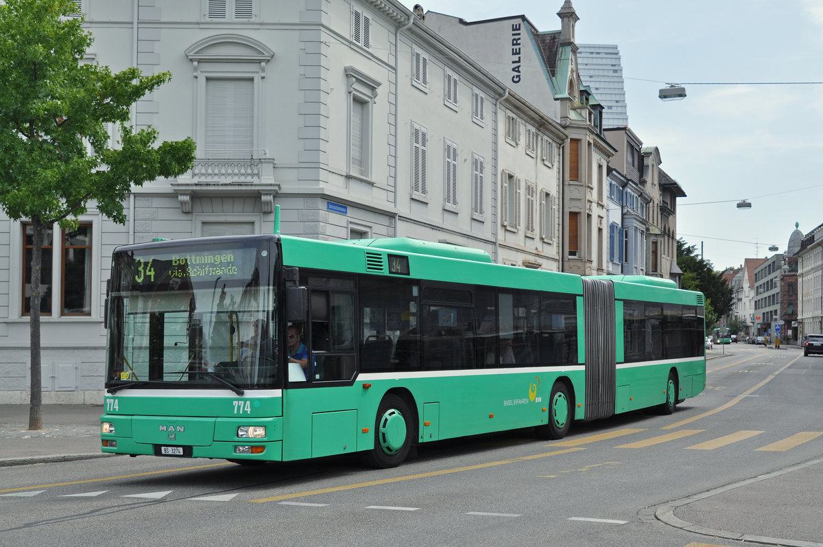 MAN Bus 774, auf der Linie 34, fährt zur Haltestelle am Wettsteinplatz. Die Aufnahme stammt vom 08.08.2015.